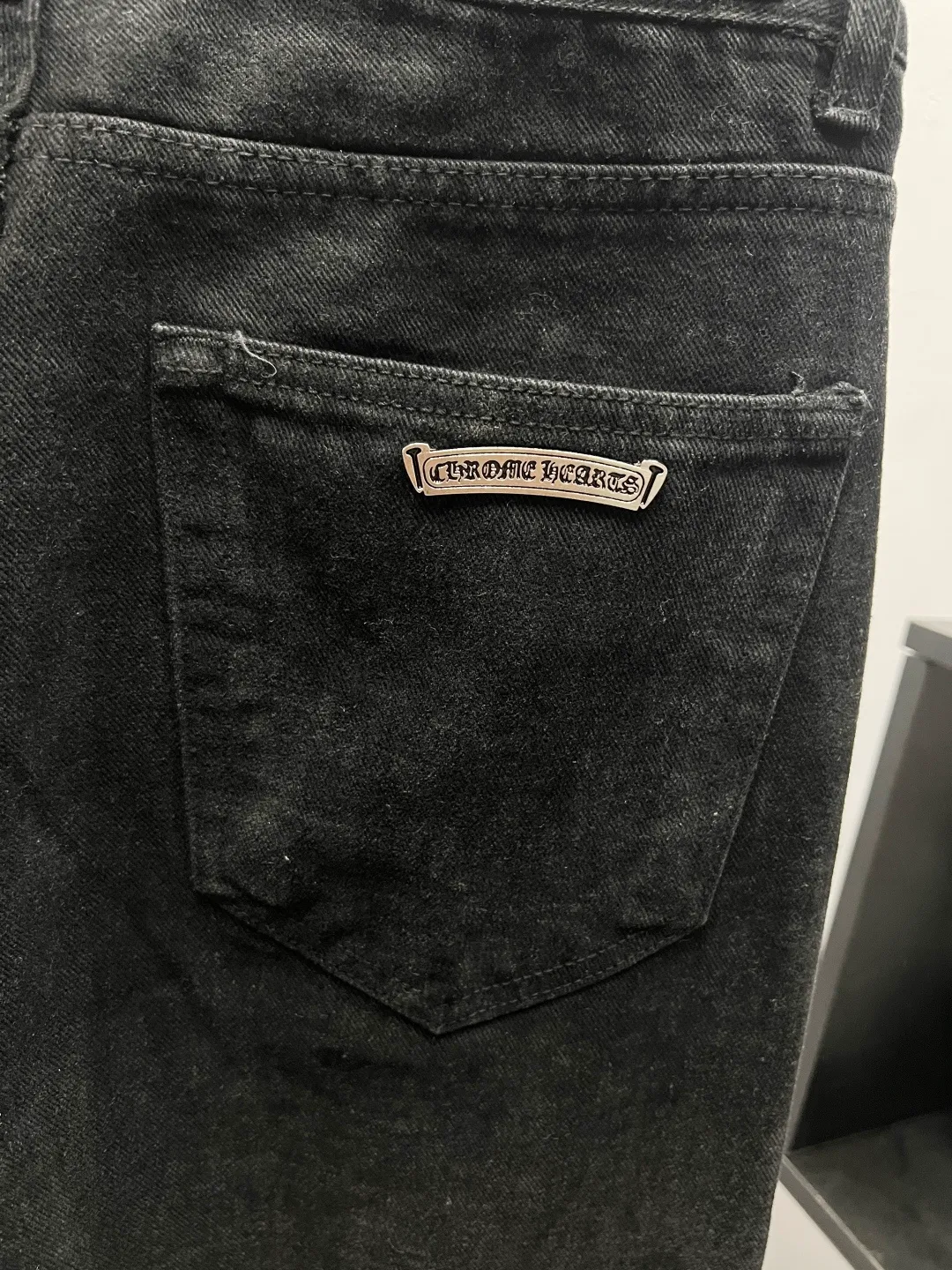 P210 Chrome Hearts Solid color black logo letter logo micro-flared straight-leg men's and women's jeans trousers Super modified leg shape A pair of magic pants with leg-drawing effect Chrome Hearts original washed stretch fabric Customized hardware logo Color: black Size: 28 30 32 34